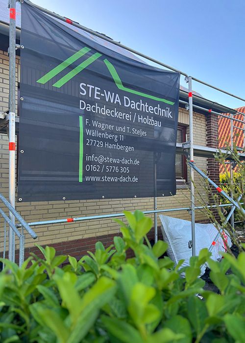 Gerüstbanner von Dachdeckerei Stewa Dachtechnik mit Logo und Kontaktdaten